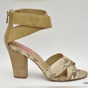 Betsey Johnson Bazar Open Toe Ankle Strap Stacked Heel Sandal Tan/Snake 6